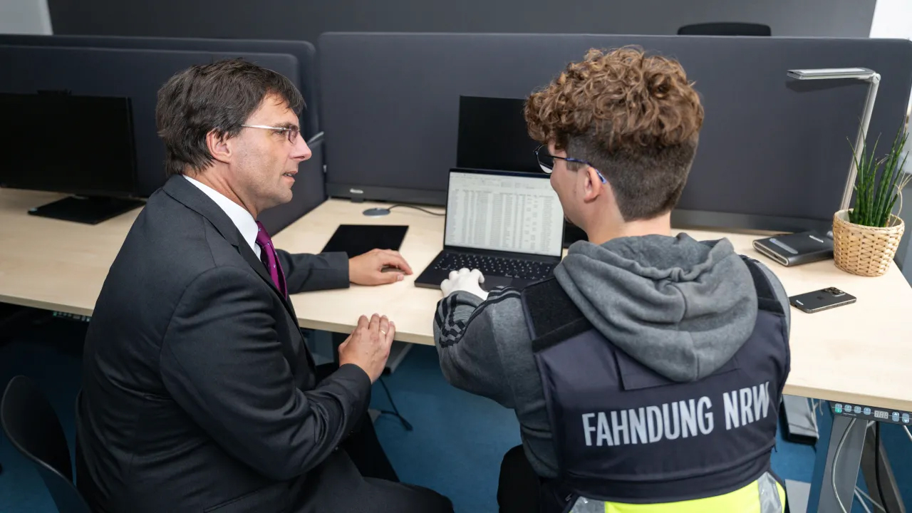 Minister der Finanzen Dr. Optendrenk bei der Steuerfahndung NRW-Finanzminister Dr. Optendrenk bei der Steuerfahndung