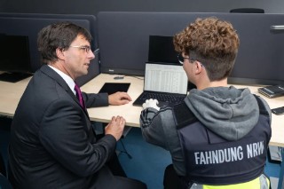 Minister der Finanzen Dr. Optendrenk mit einem Mitarbeiter der Steuerfahndung NRW