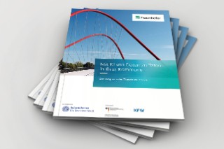 Auf dem Titelbild des Whitepapers ist die rote Doppelbogenbrücke im Nordsternpark, Gelsenkirchen sowie der Titel zu sehen: Mit KI von Daten zu Taten in Ihrer Kommune - Der Weg von der Theorie zur Praxis
